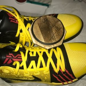 kyrie kobe shoe